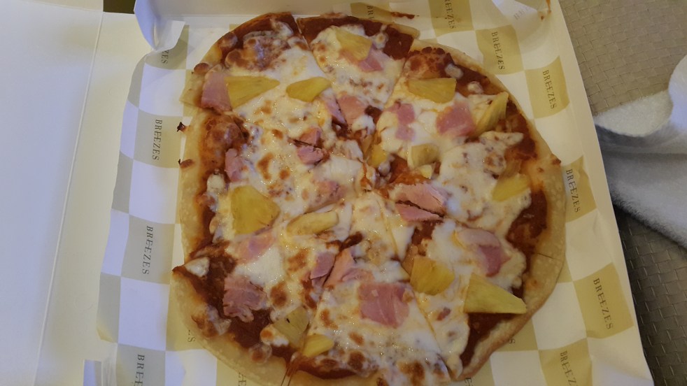 Ordered Hawiian Pizza from Breezes Restaurant (recommended by the butler) 